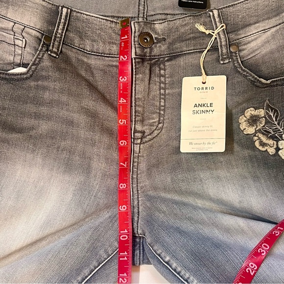 💥SALE💥 $32 Torrid Ankle Skinny Gray Floral Embroidered Jeans NWT Sz 16R - Picture 12 of 16